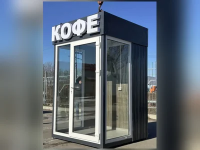 Приезжает собранным и ставится краном за один выезд