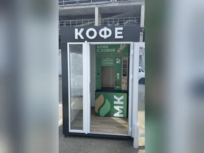 Установленный киоск с распашными дверями — виден доступ к оборудованию
