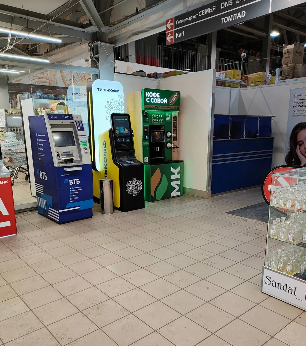 Кофейня МК в торговом центре рядом с банкоматами